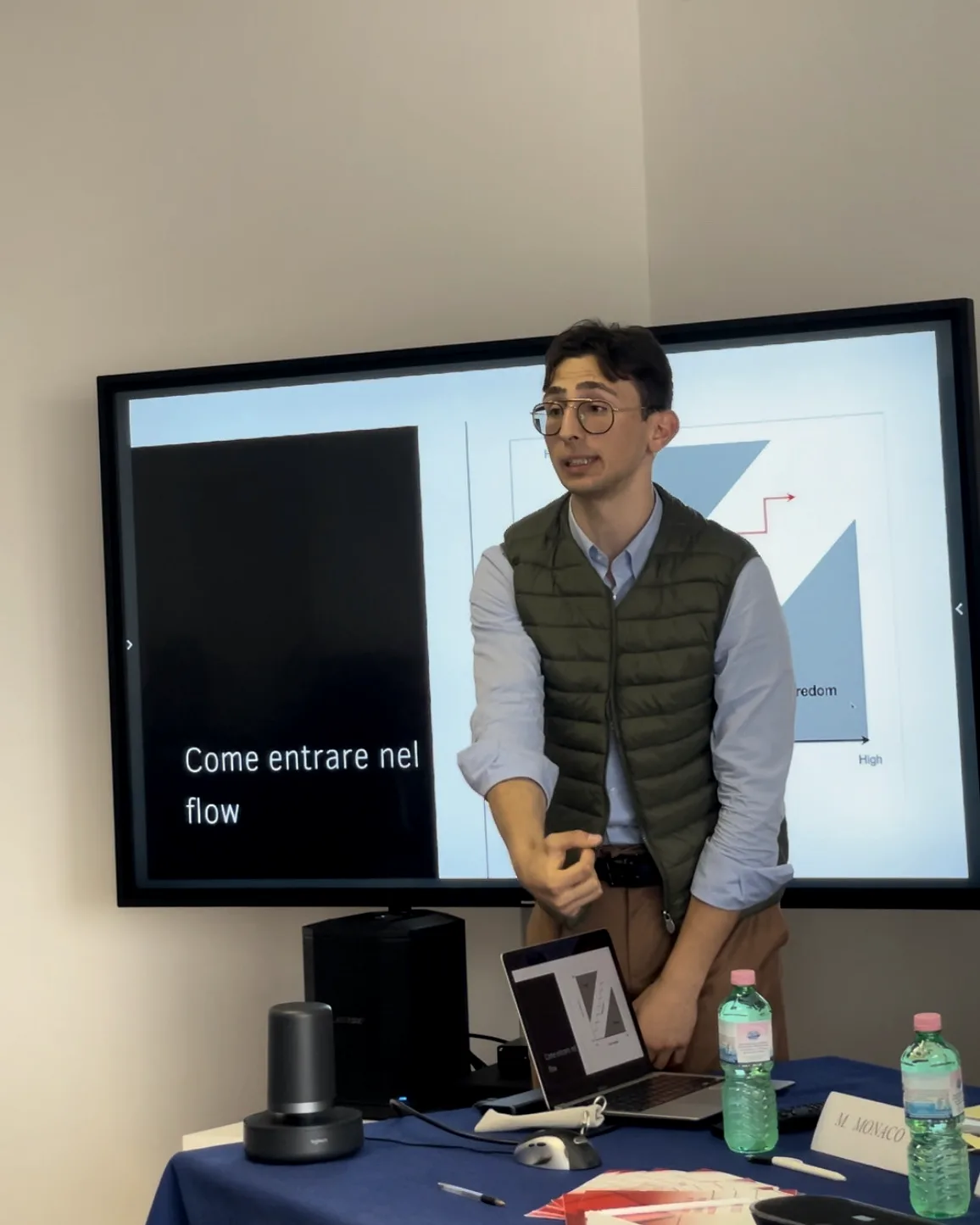 Francescomatteo Mattiaccio in aula durante un workshop su come entrare nel flow