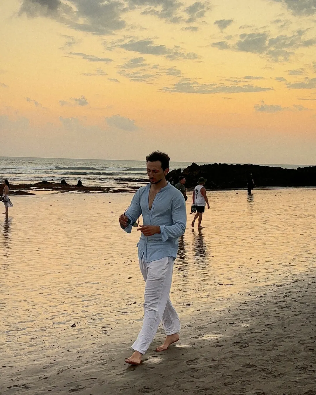 Francescomatteo cammina sulla spiaggia al tramonto
