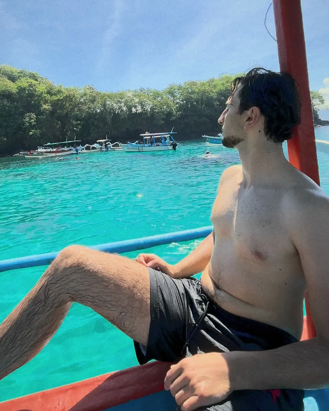 Francescomatteo su una barca in una laguna