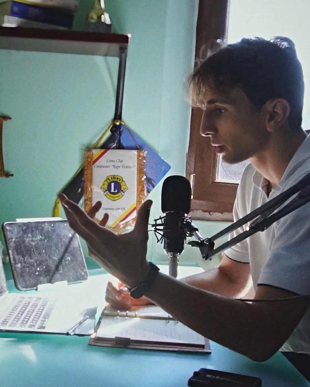 Francescomatteo al microfono durante un podcast