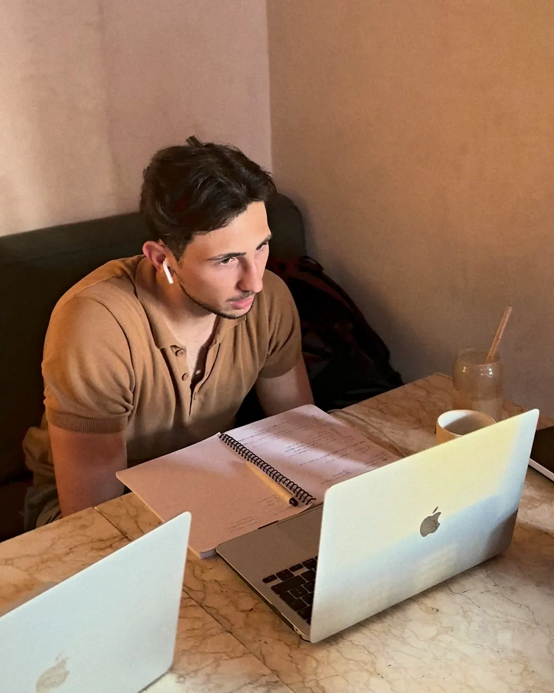 Francescomatteo al lavoro in un caffè